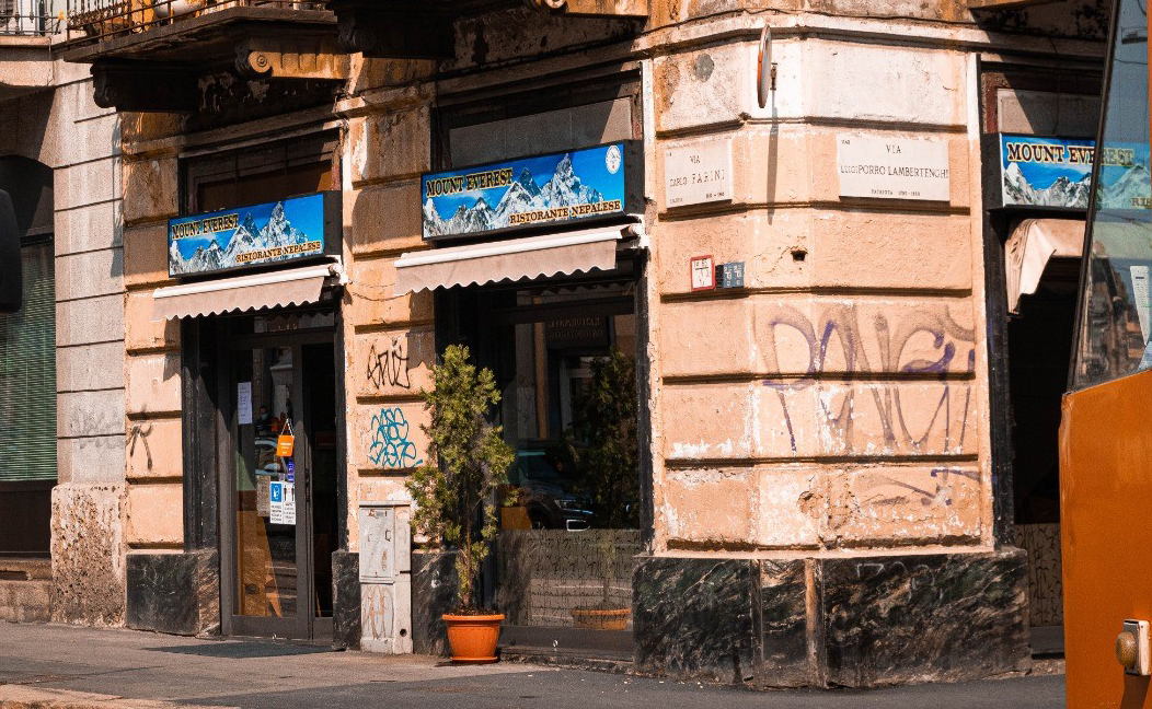 Mount Everest, Milano